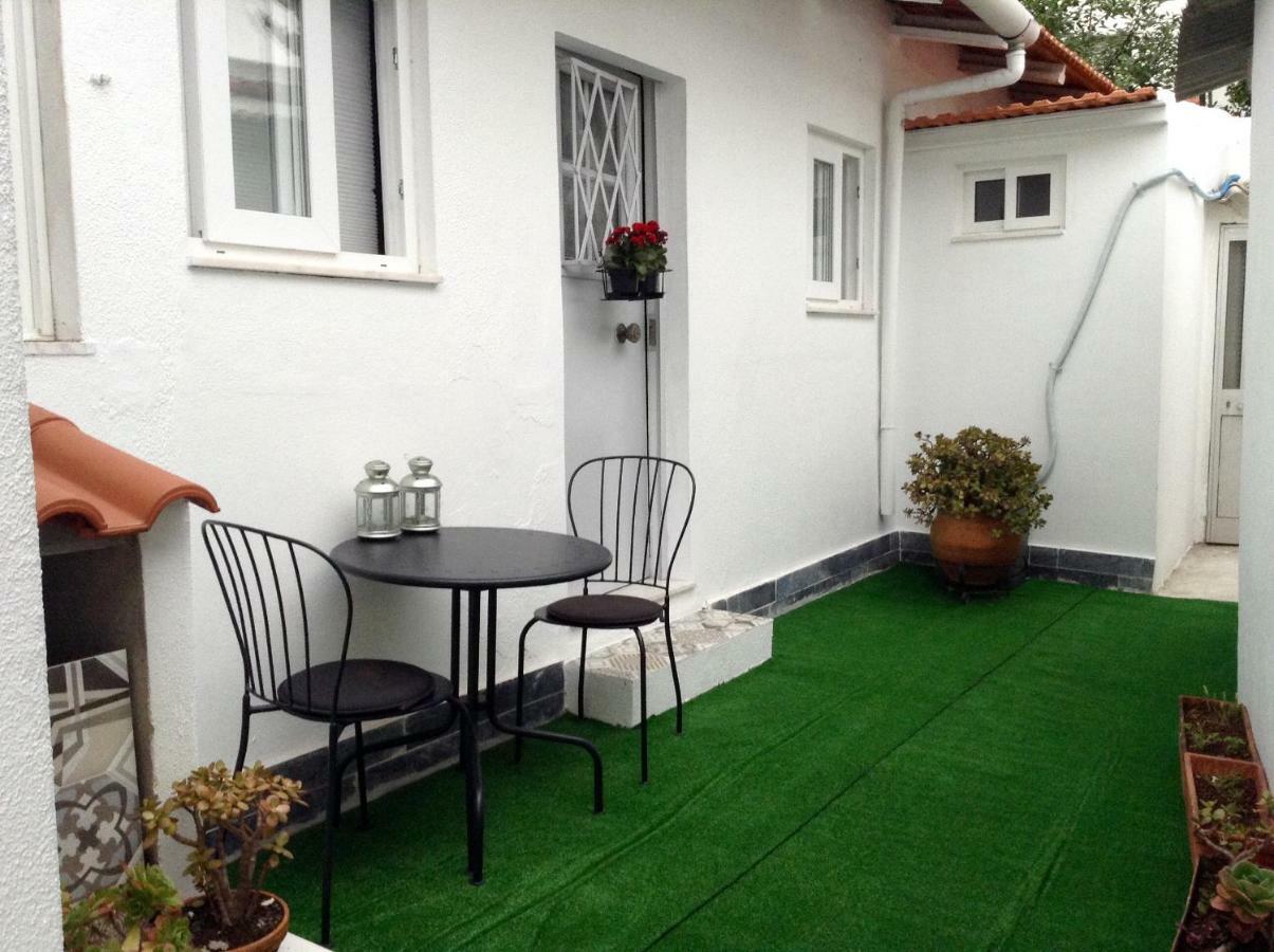 Charming Brick Wall Studio With Patio Apartment *