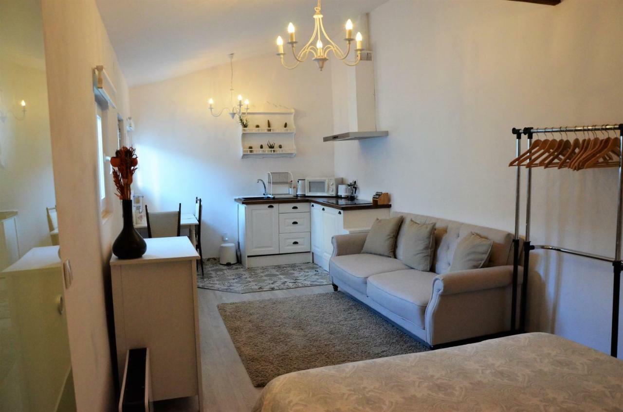 Charming Brick Wall Studio With Patio Lisbon