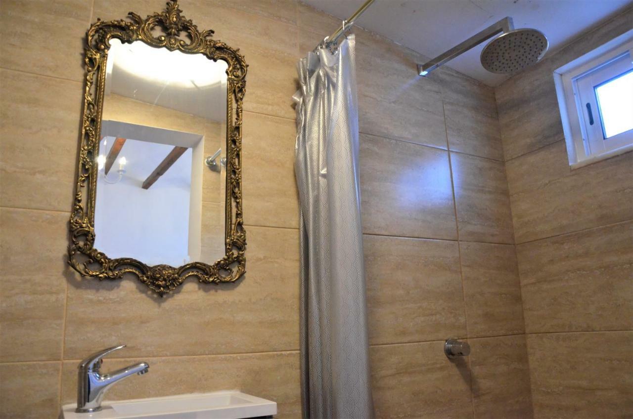 Charming Brick Wall Studio With Patio Apartment *