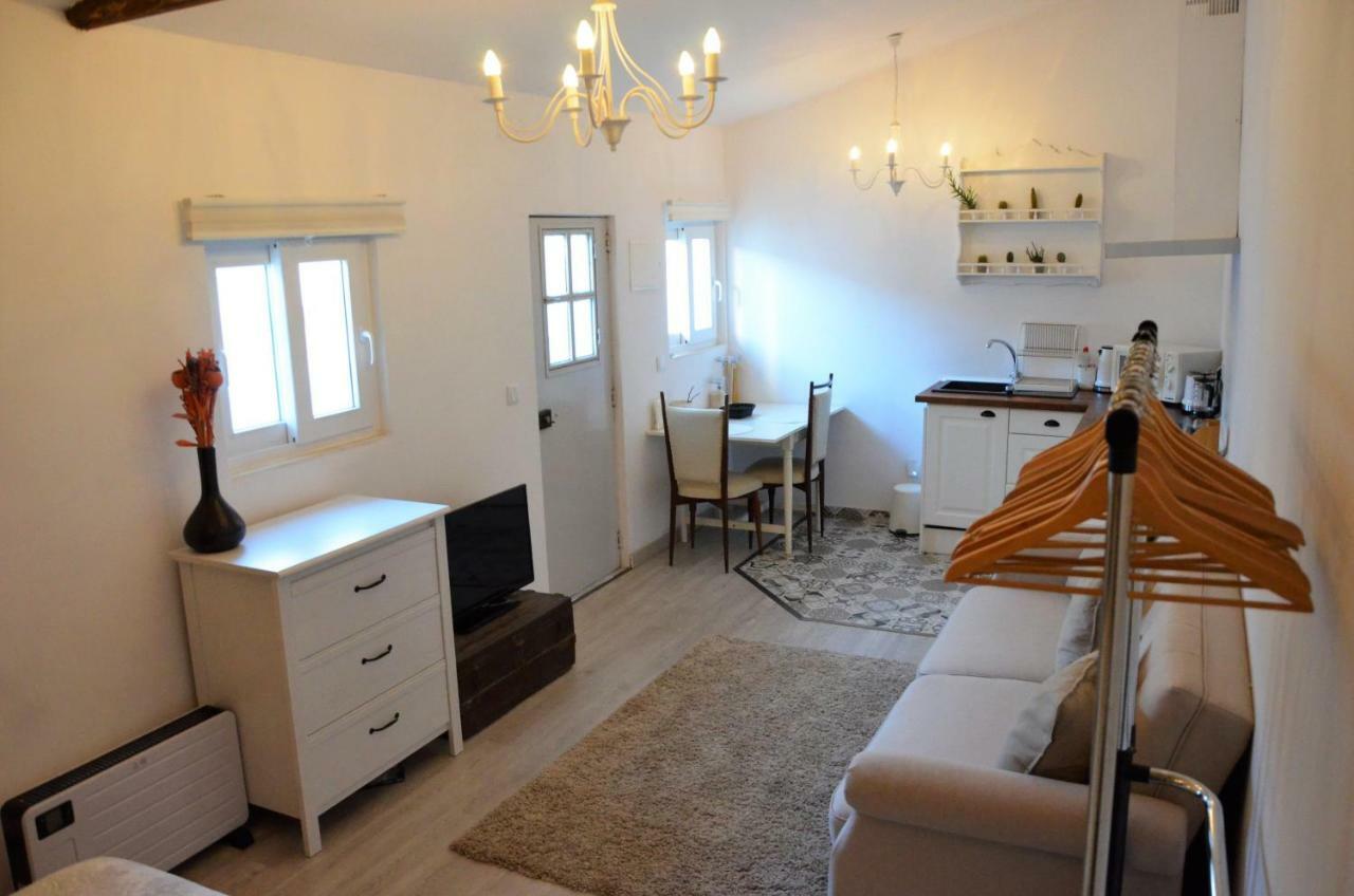 Apartment Charming Brick Wall Studio With Patio Lisbon