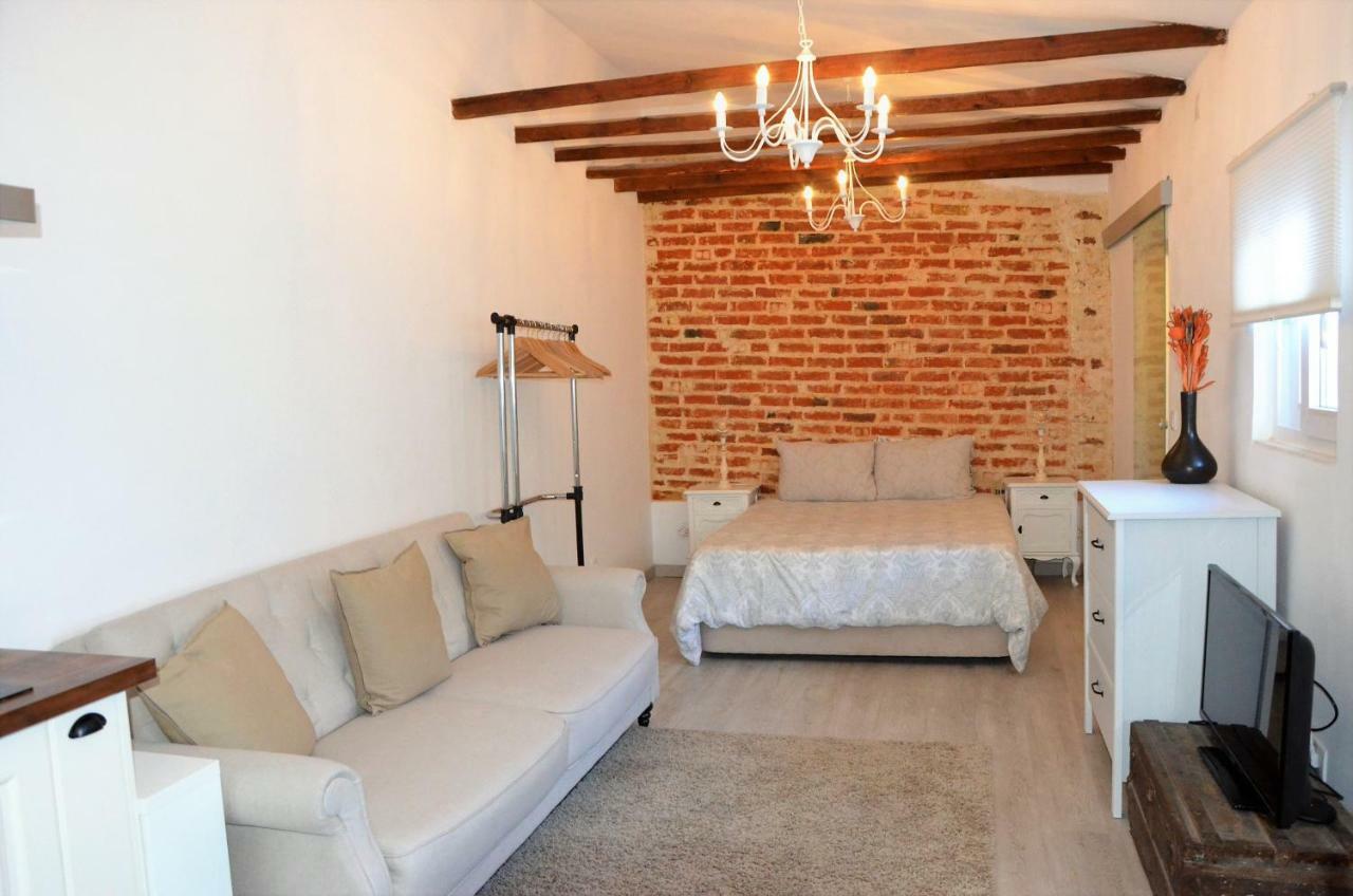 Apartment Charming Brick Wall Studio With Patio Lisbon